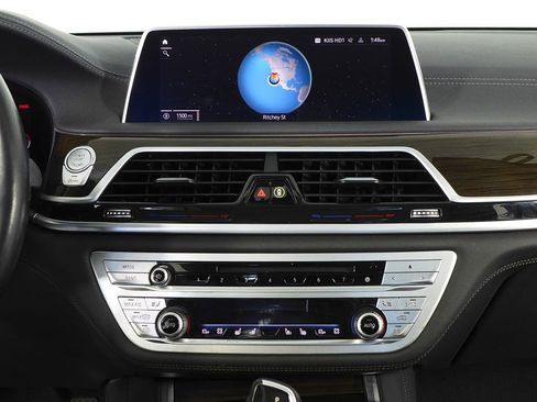 Used 2020 BMW 750i xDrive AWD/4WD image 26