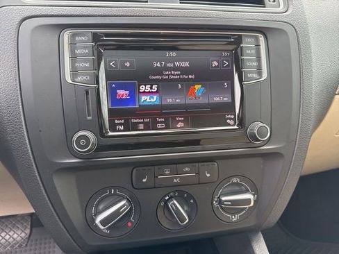 Used 2017 Volkswagen Jetta SE image 6