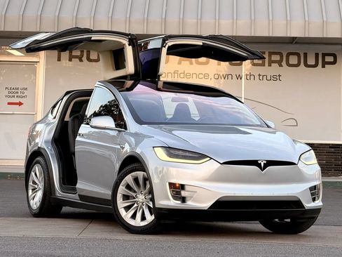 Used 2017 Tesla Model X 75D AWD/4WD image 2