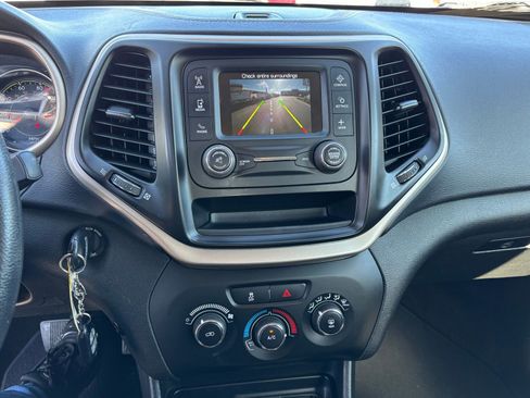 Used 2018 Jeep Cherokee Sport FWD image 16