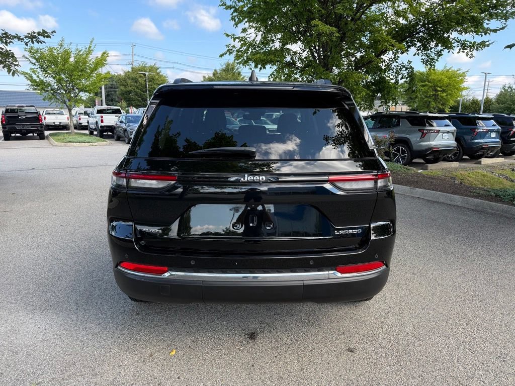 Used 2023 Jeep Grand Cherokee Laredo X AWD/4WD image 4