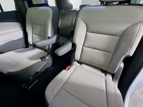 Used 2025 Chevrolet Traverse LT image 24