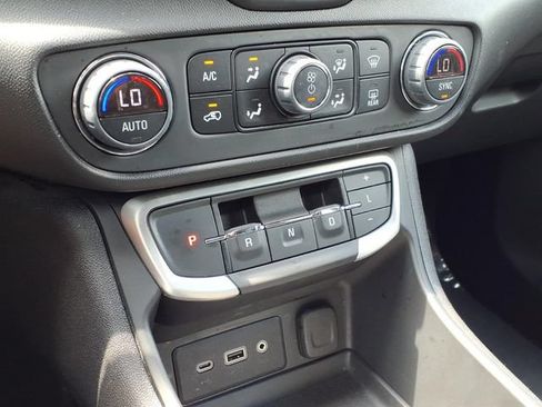 Used 2024 GMC Terrain SLE w/ Driver Convenience Package FWD image 26