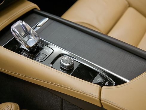 Certified 2023 Volvo XC90 B6 Ultimate w/ Protection Package Premier image 18