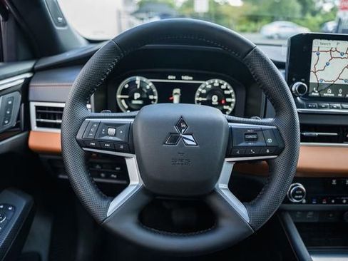 New 2025 Mitsubishi Outlander SEL image 32