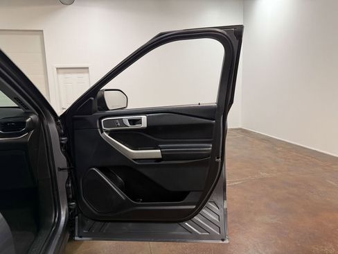 Used 2022 Ford Explorer XLT w/ Equipment Group 202A AWD/4WD image 60
