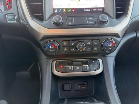 Used 2022 GMC Acadia Denali w/ Denali Technology Package FWD image 25