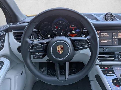 Certified 2024 Porsche Macan image 15