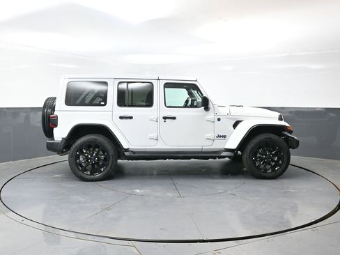 Used 2025 Jeep Wrangler Unlimited Sahara AWD/4WD image 3