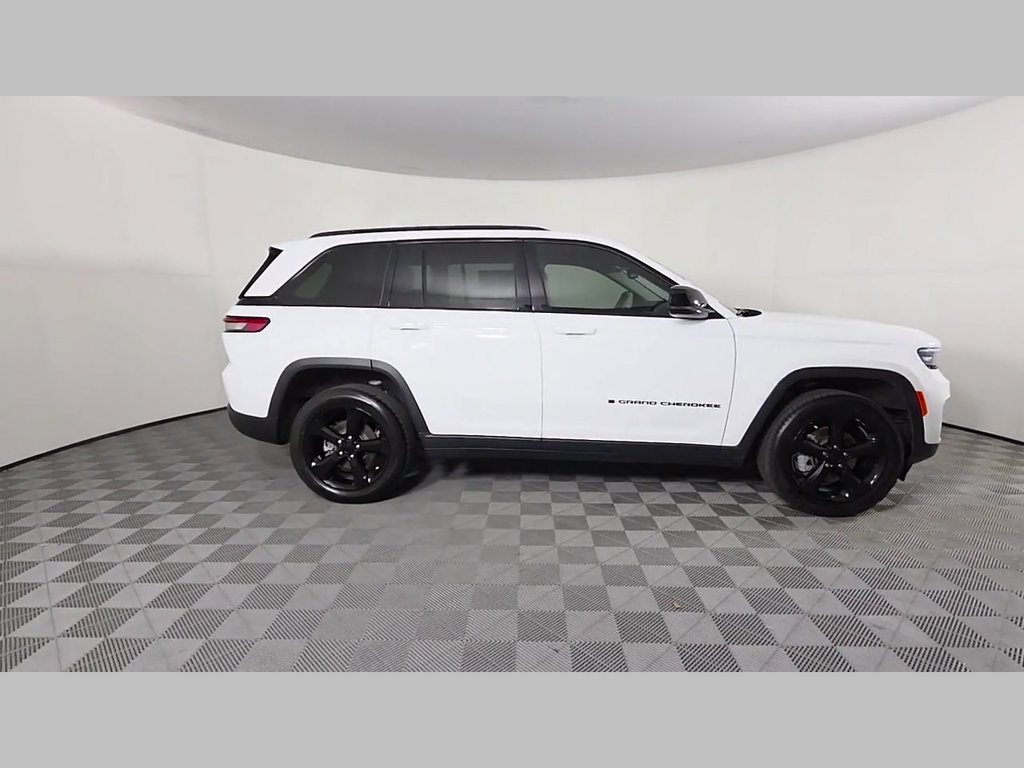 Used 2023 Jeep Grand Cherokee Limited w/ Black Appearance Package AWD/4WD image 36