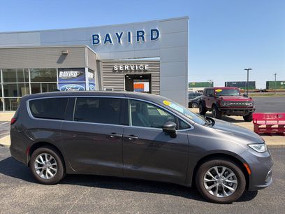 Used 2023 Chrysler Pacifica Touring-L w/ Uconnect Theater Family Group