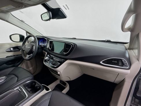 Used 2024 Chrysler Pacifica Touring-L FWD image 29