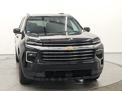 Used 2025 Chevrolet Traverse LT image 2