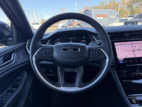 Used 2024 Jeep Grand Cherokee Limited w/ Black Appearance Package image 14