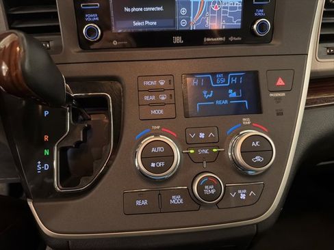 Used 2020 Toyota Sienna Limited image 29