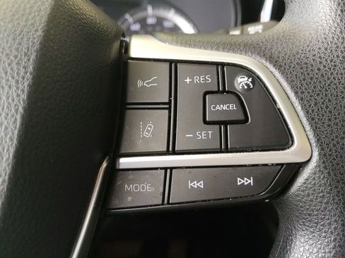 Used 2022 Toyota Highlander L FWD image 19