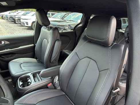 New 2027 Chrysler Pacifica Select FWD image 17