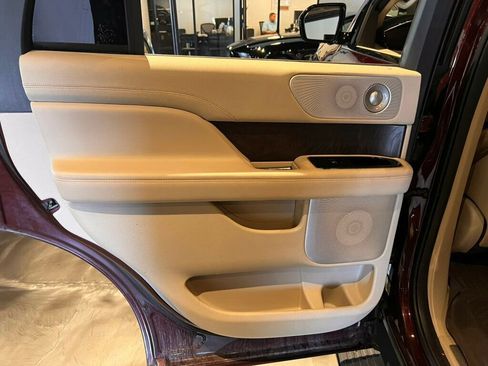 Used 2019 Lincoln Navigator Reserve AWD/4WD image 21