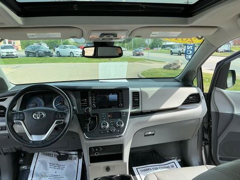 Used 2019 Toyota Sienna XLE w/ XLE Navigation Package FWD image 13