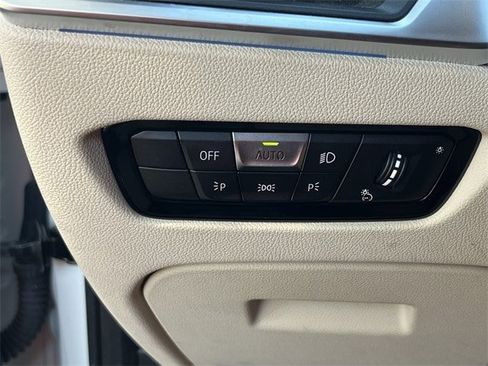 Used 2021 BMW 330e w/ Convenience Package image 25