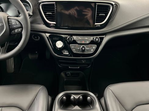New 2026 Chrysler Pacifica Select w/ S Appearance Package image 13
