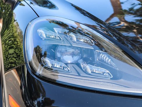 Used 2021 Porsche Cayenne Coupe AWD/4WD image 4
