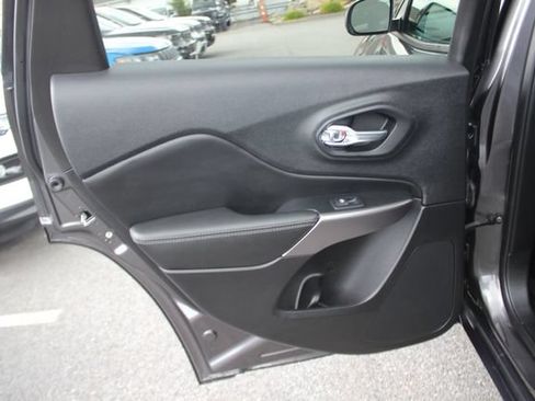 Used 2022 Jeep Cherokee Limited AWD/4WD image 23