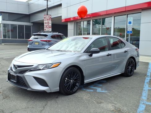 Used 2020 Toyota Camry SE FWD image 3