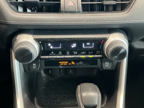 Used 2020 Toyota RAV4 LE w/ All Weather Liner Package AWD/4WD image 17