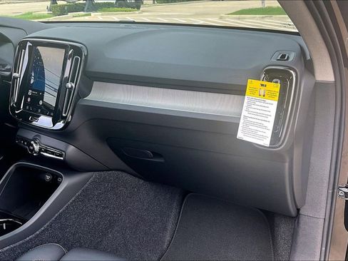 New 2026 Volvo XC40 B5 Ultra w/ Protection Package Premier AWD/4WD image 18