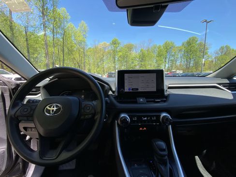 Used 2024 Toyota RAV4 XLE AWD/4WD image 21
