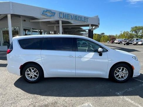 Used 2023 Chrysler Pacifica Touring-L FWD image 8