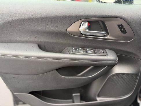 Used 2025 Chrysler Pacifica Select AWD/4WD image 14