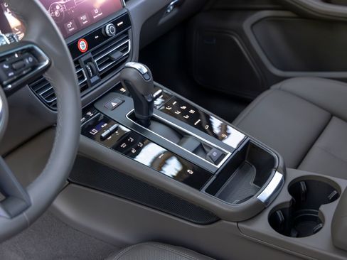 Certified 2026 Porsche Macan AWD/4WD image 40