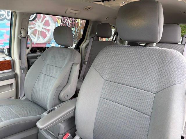Used 2009 Chrysler Town & Country Touring w/ Entertainment Group #2 FWD image 15