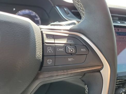 Used 2025 Jeep Grand Cherokee Limited w/ Black Appearance Package RWD image 21