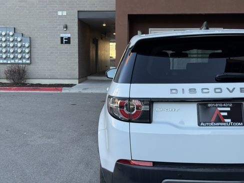 Used 2017 Land Rover Discovery Sport SE image 5