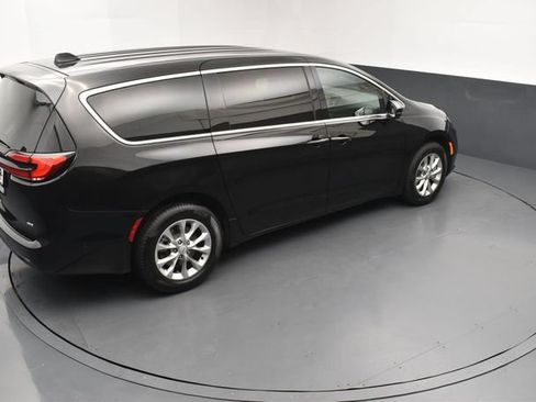 Used 2025 Chrysler Pacifica Select AWD/4WD image 19