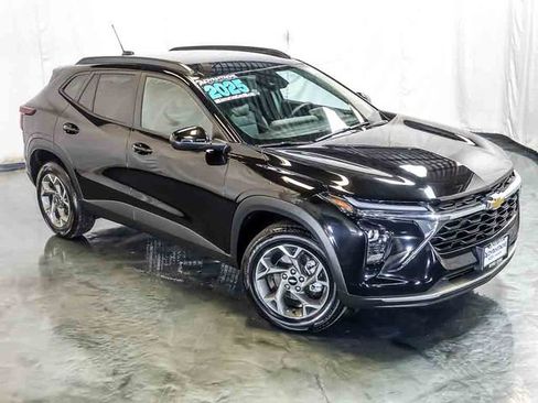 Used 2025 Chevrolet Trax LT w/ Driver Confidence Package FWD image 6