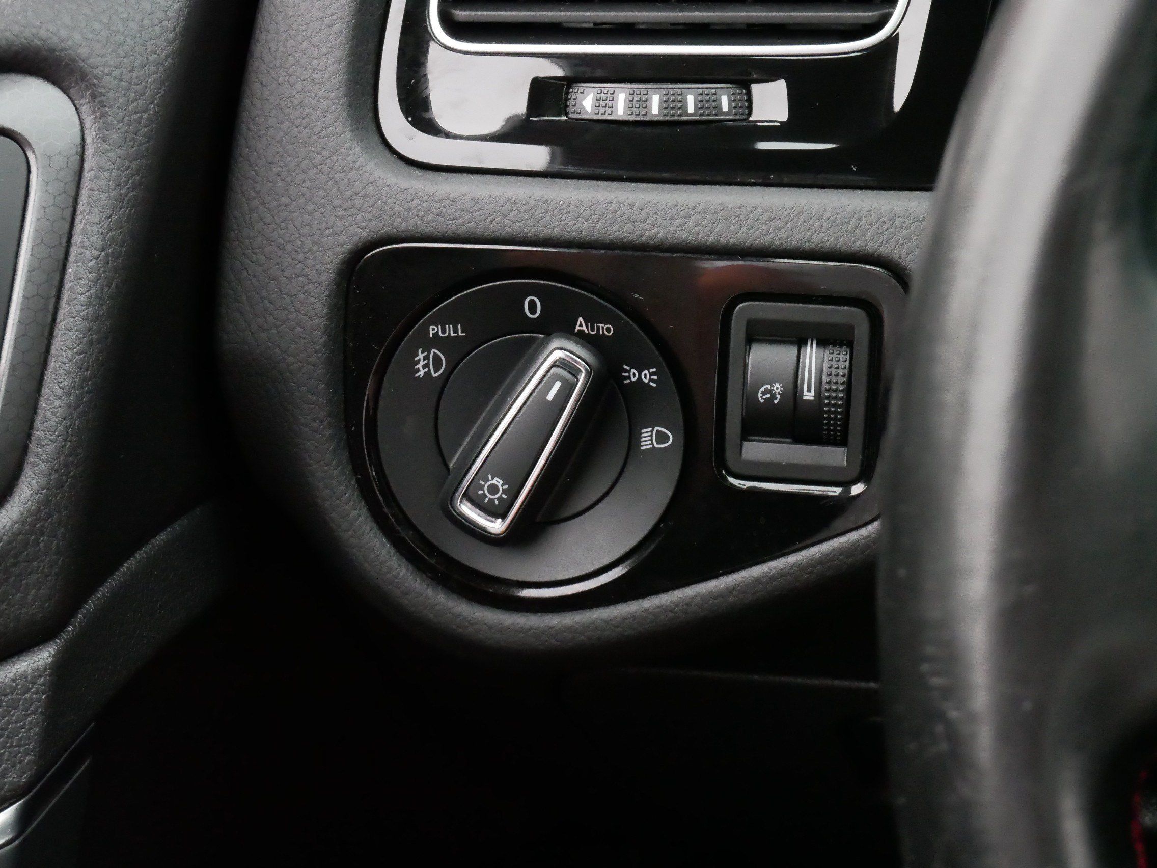 Used 2018 Volkswagen GTI SE FWD image 26