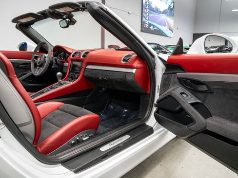 Used 2016 Porsche Boxster Spyder RWD image 34