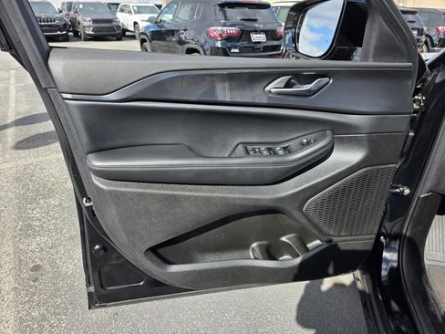 Certified 2025 Jeep Grand Cherokee Altitude image 12