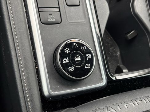 Used 2024 Nissan Pathfinder SL image 10