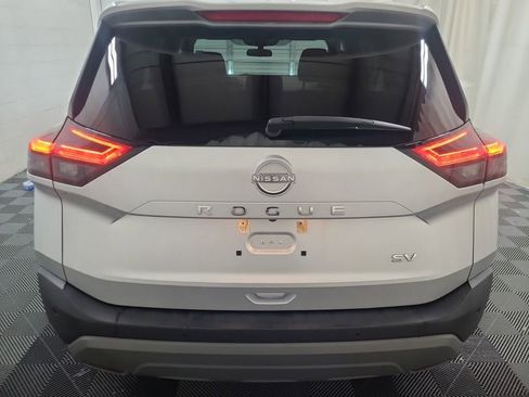 Used 2022 Nissan Rogue SV image 2