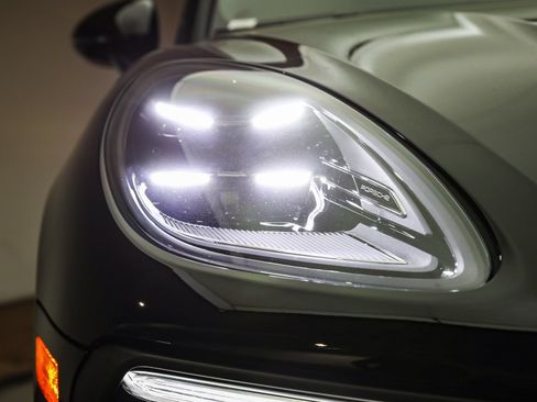 Certified 2026 Porsche Macan AWD/4WD image 28