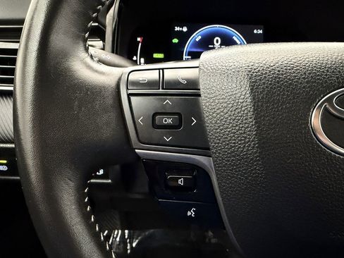 Used 2025 Toyota Camry SE FWD image 12