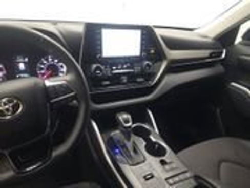 Used 2021 Toyota Highlander LE FWD image 11