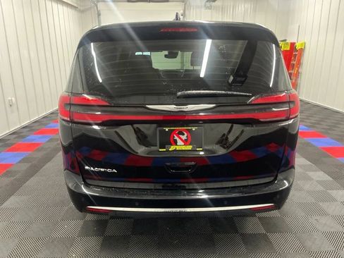 Used 2025 Chrysler Pacifica Select FWD image 4