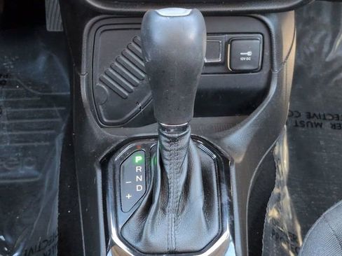Used 2017 Jeep Renegade Altitude FWD image 19