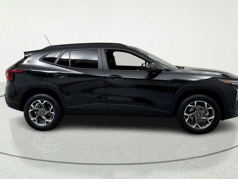 Used 2024 Chevrolet Trax LT w/ Sunroof Package FWD image 6